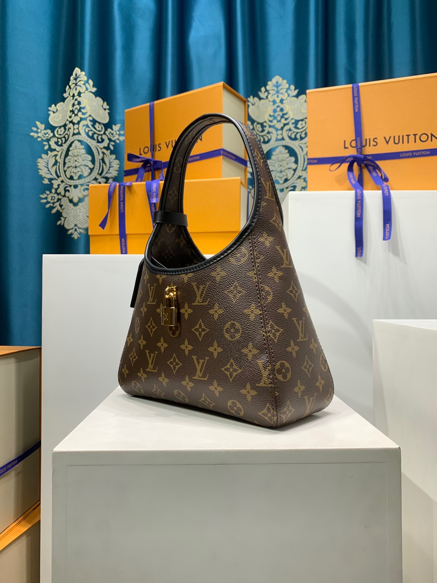 LOUIS VUITTON M12940 The Drop