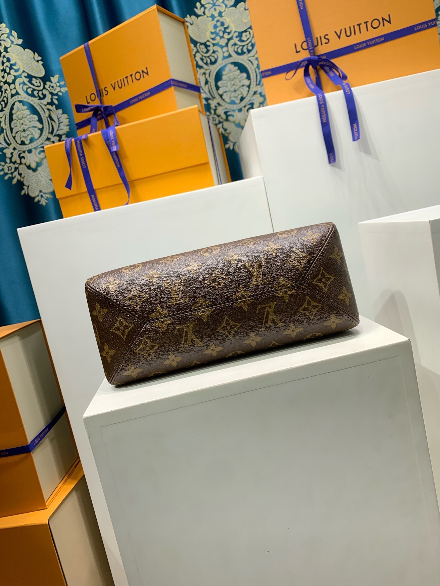 LOUIS VUITTON M12940 The Drop