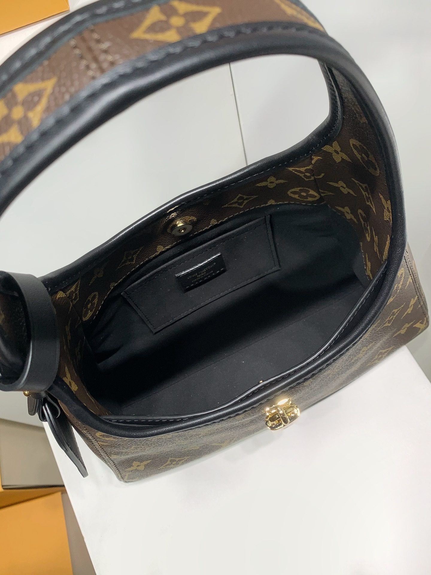 LOUIS VUITTON M12940 The Drop