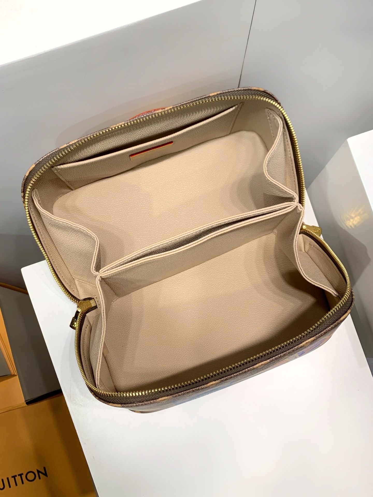 LOUIS VUITTON M14744 NEW Toiletry Bag