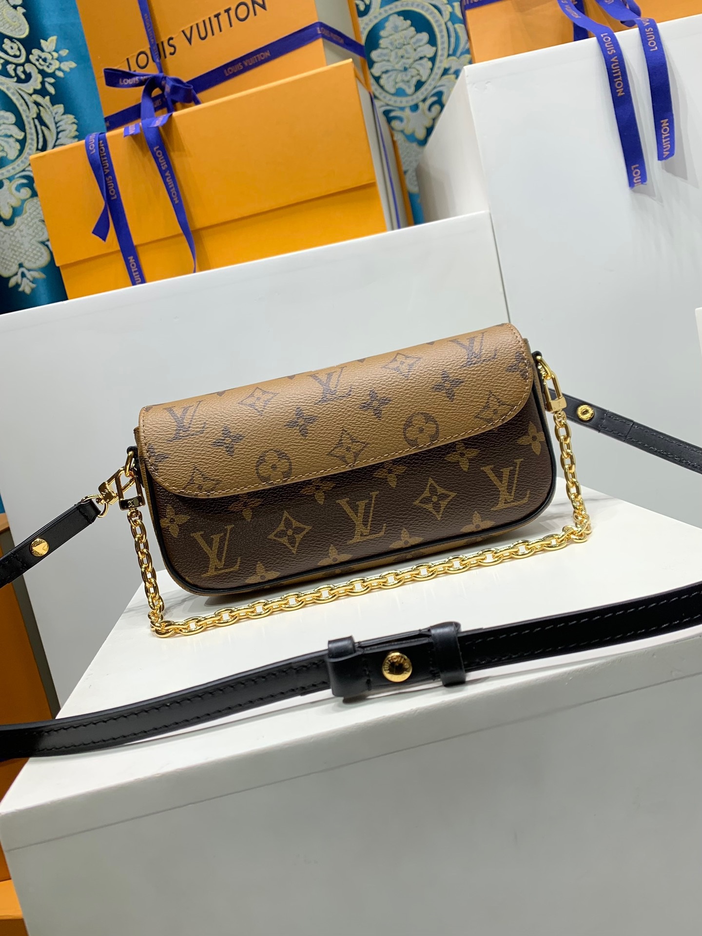 LOUIS VUITTON M26587 WALLET ON CHAIN IVY