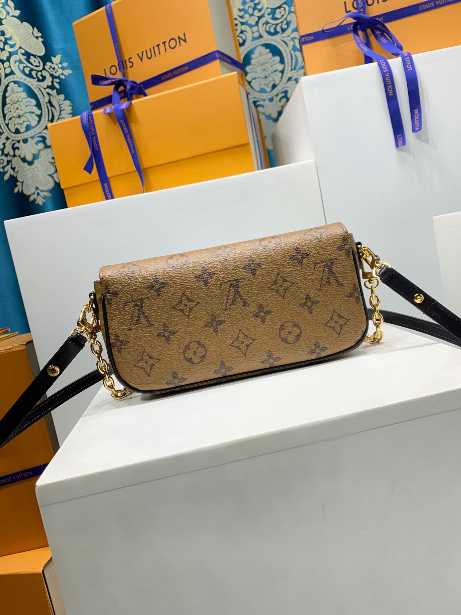 LOUIS VUITTON M26587 WALLET ON CHAIN IVY