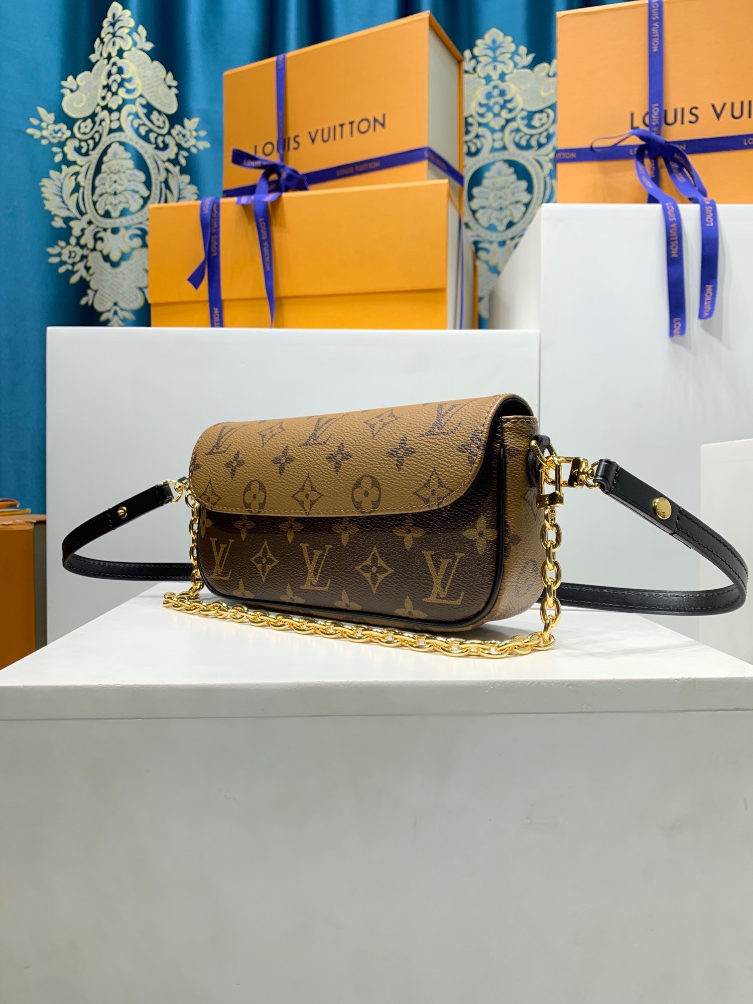 LOUIS VUITTON M26587 WALLET ON CHAIN IVY