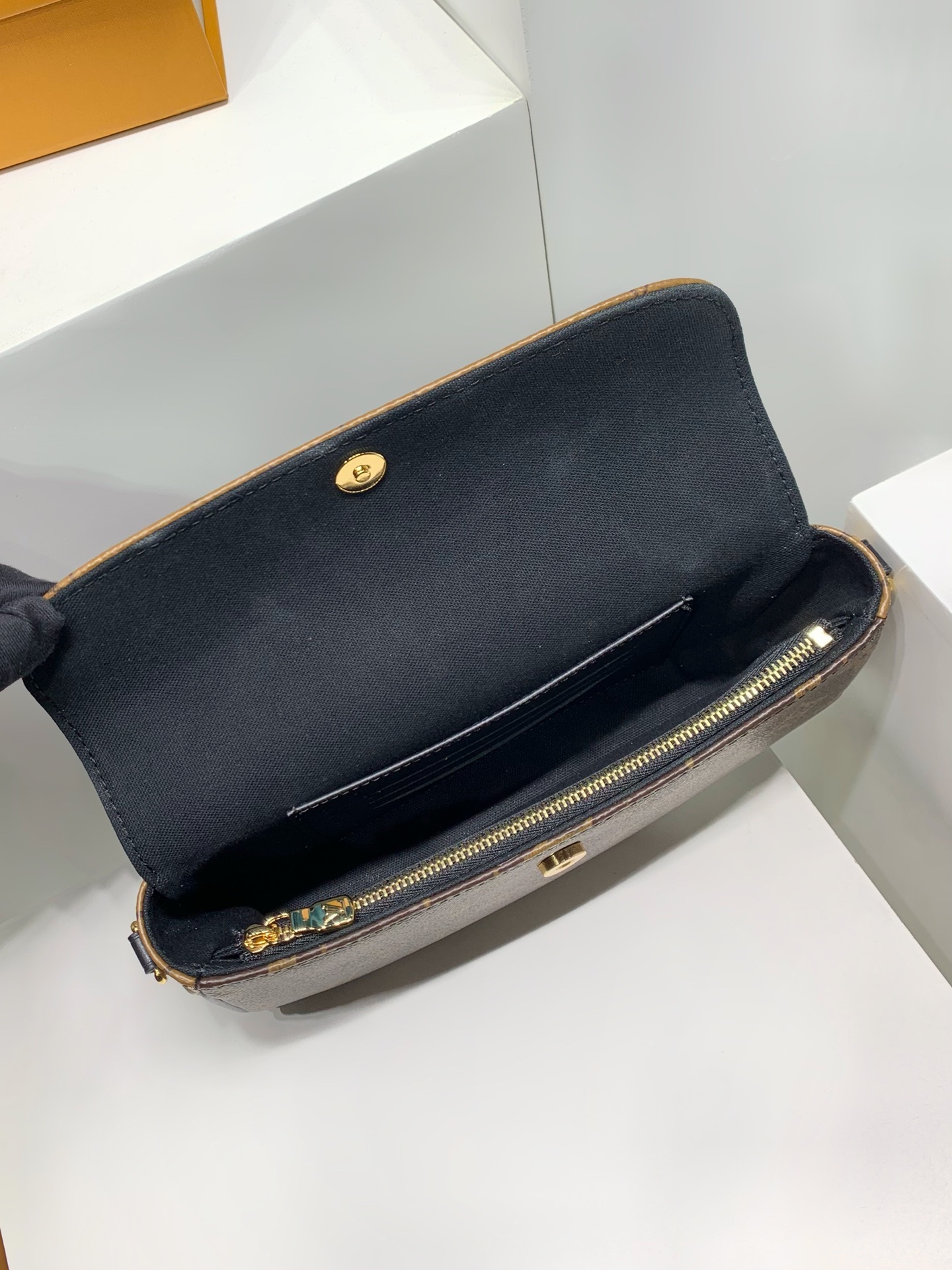 LOUIS VUITTON M26587 WALLET ON CHAIN IVY