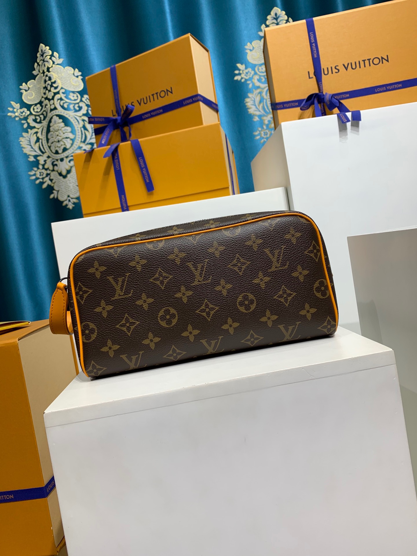 LOUIS VUITTON Dopp Kit M46696