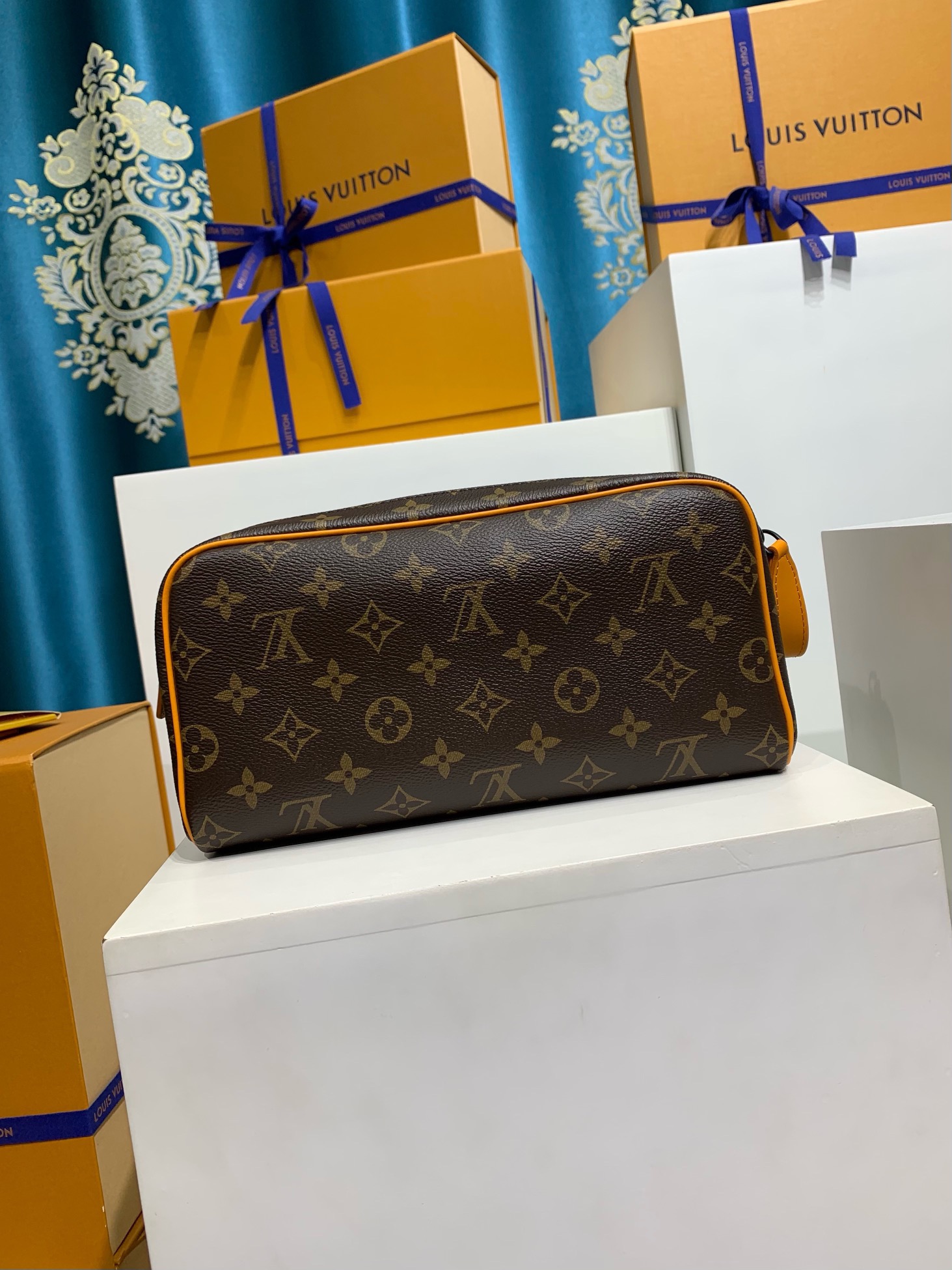 LOUIS VUITTON Dopp Kit M46696
