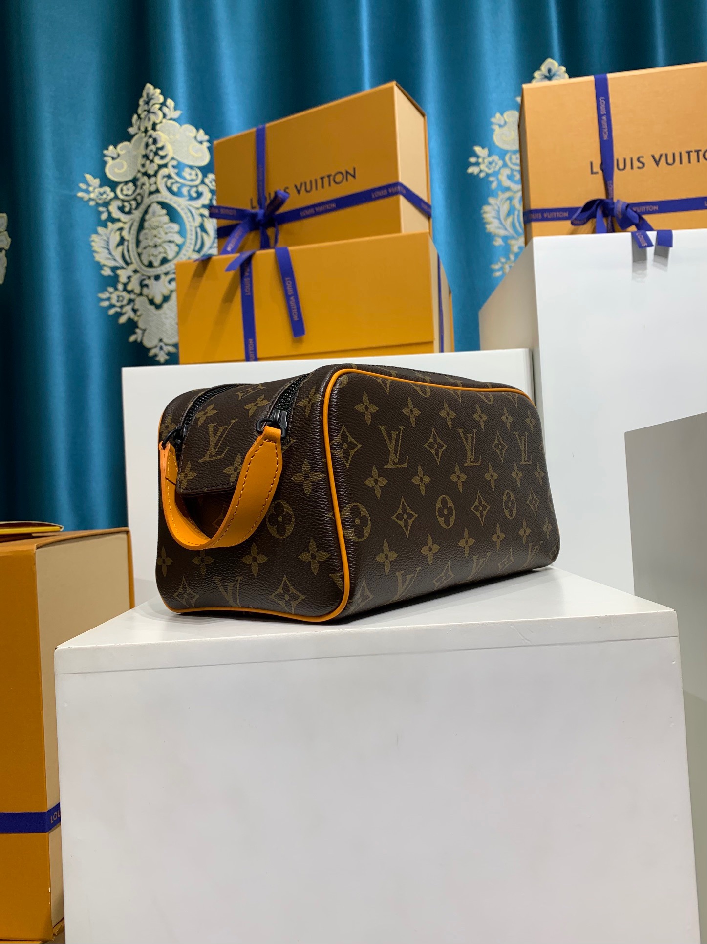 LOUIS VUITTON Dopp Kit M46696