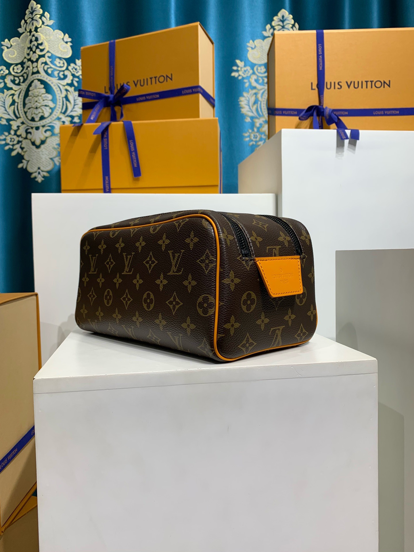 LOUIS VUITTON Dopp Kit M46696