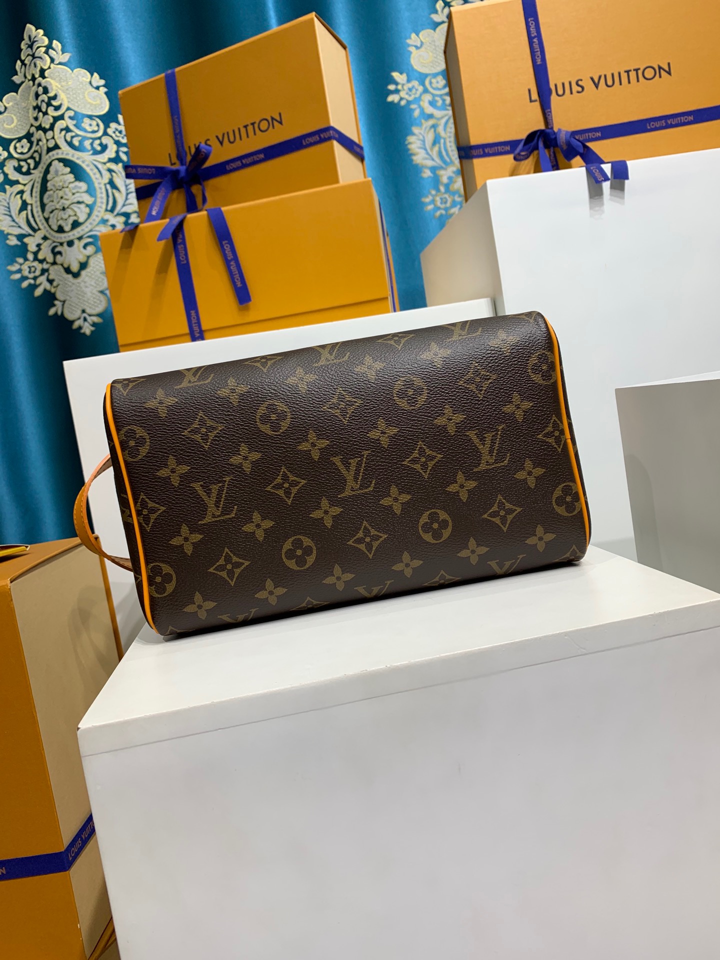 LOUIS VUITTON Dopp Kit M46696