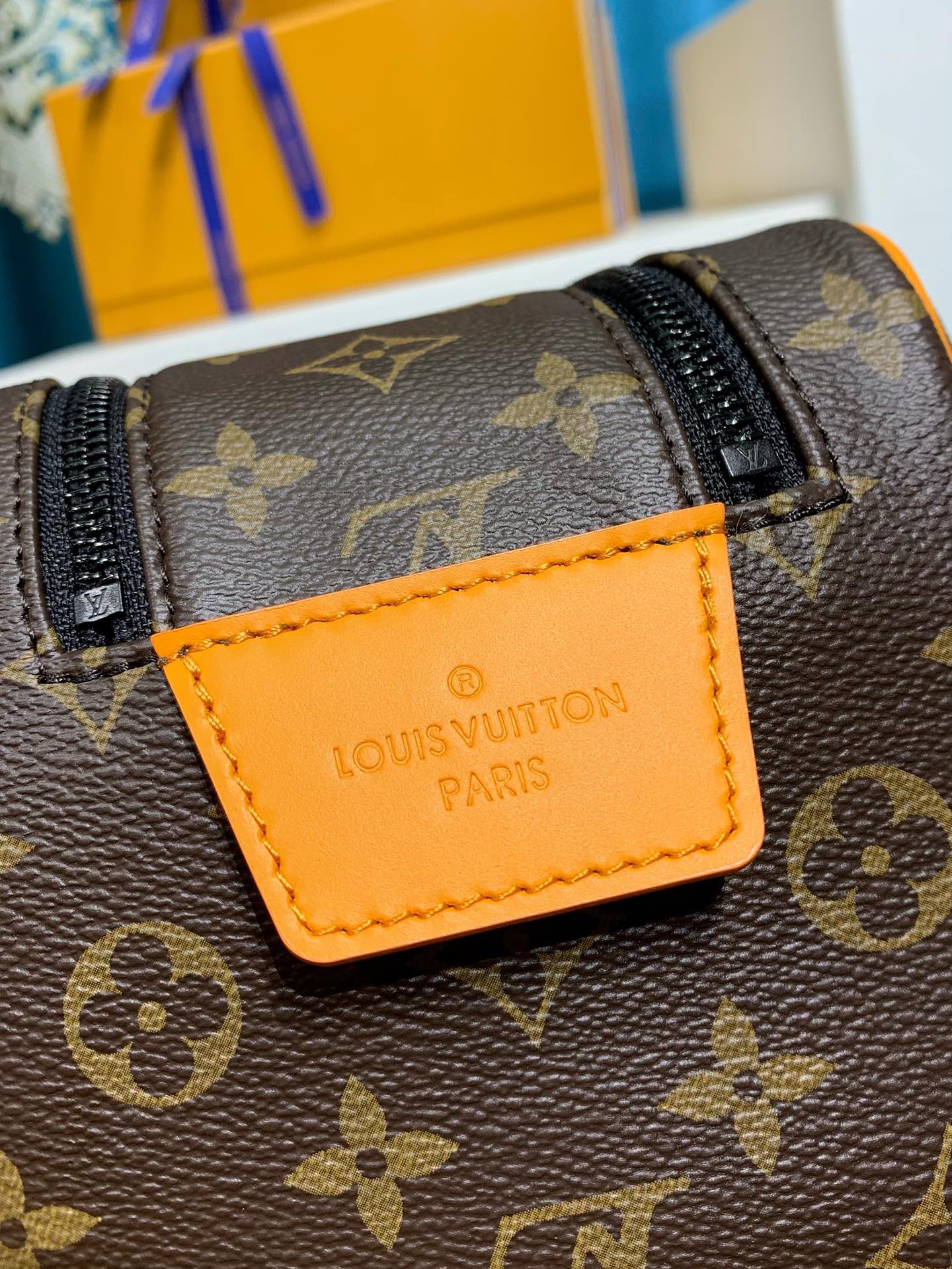 LOUIS VUITTON Dopp Kit M46696