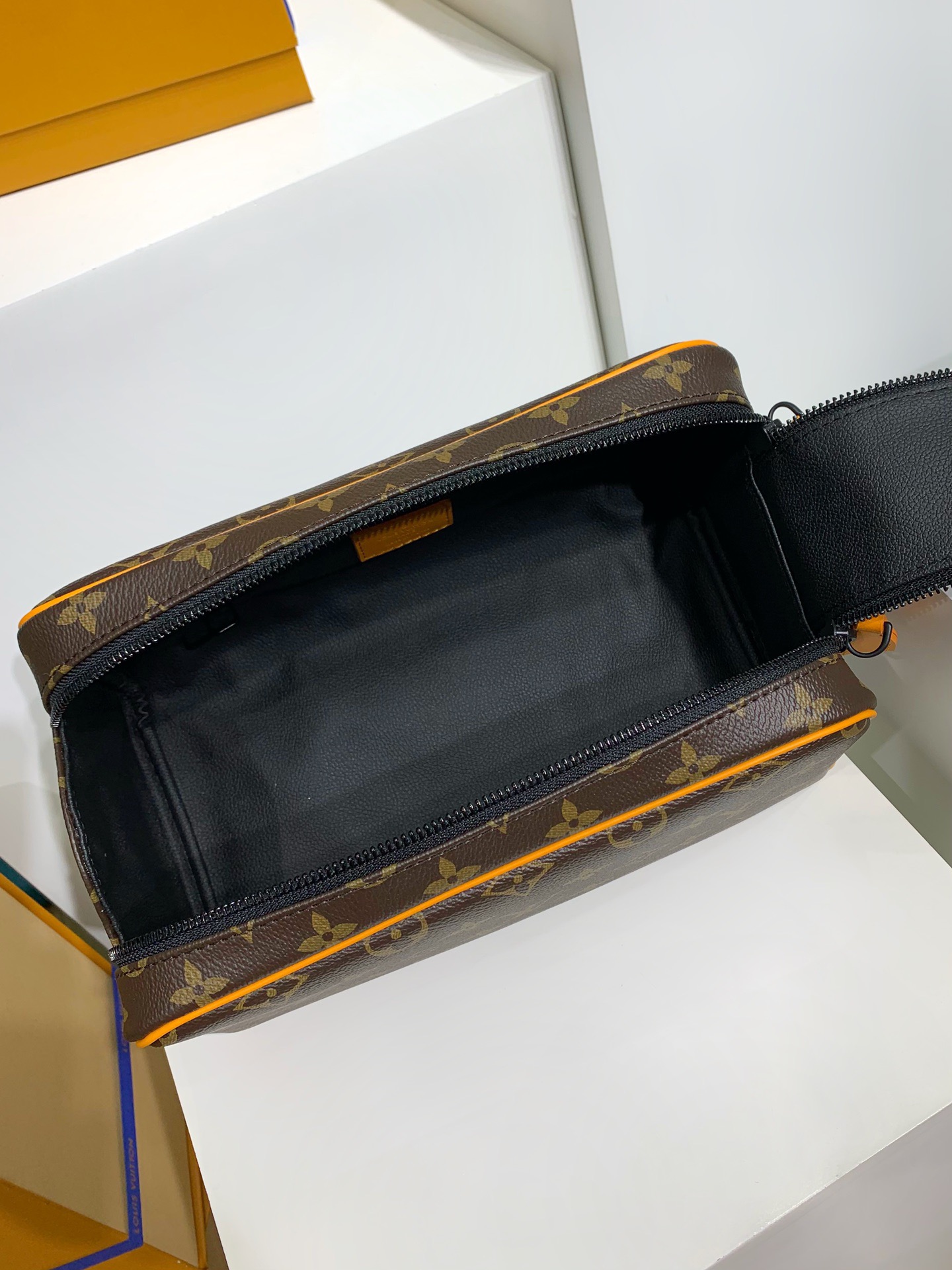 LOUIS VUITTON Dopp Kit M46696