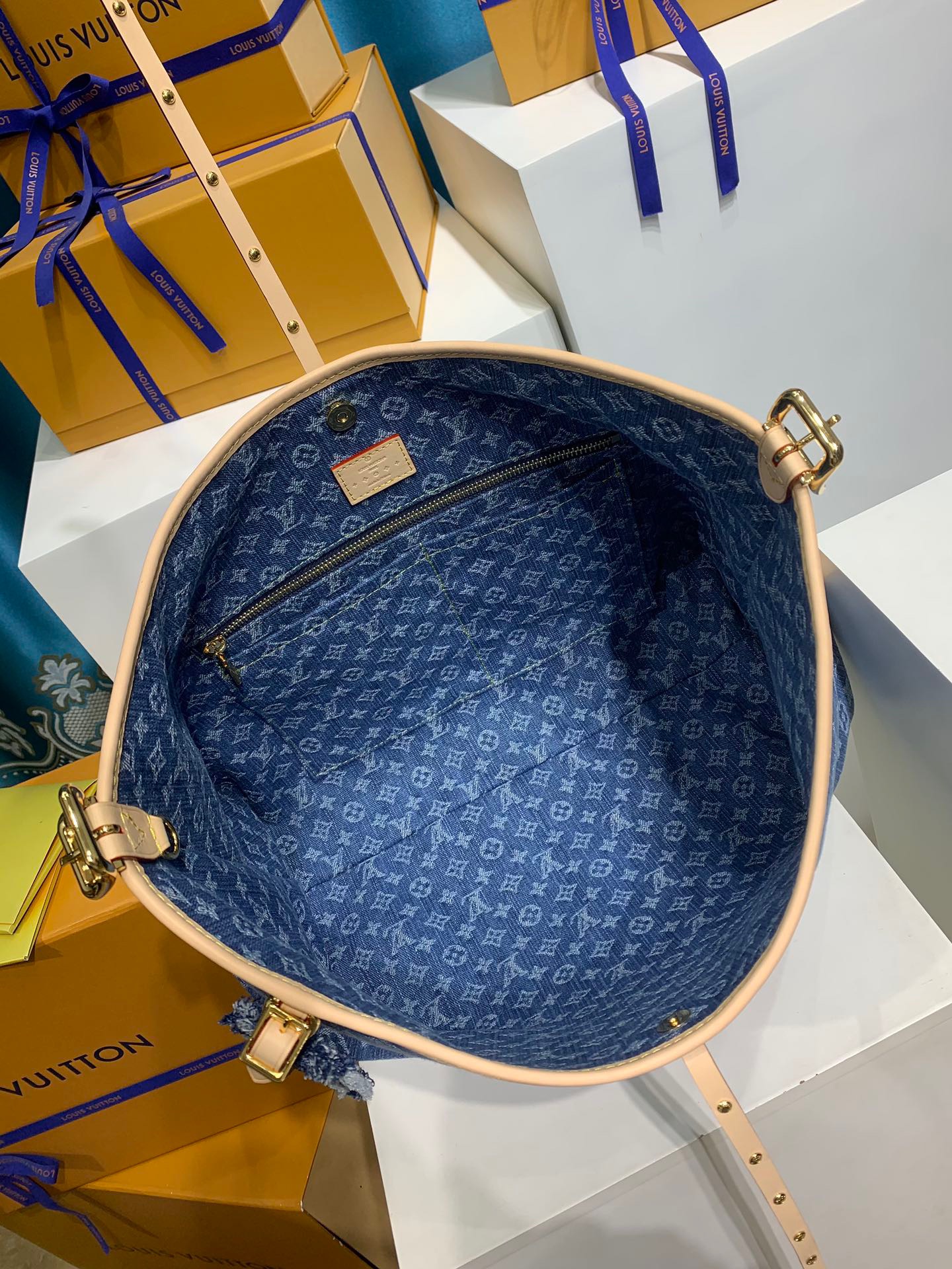 LOUIS VUITTON M46855 CarryAll MM Bag