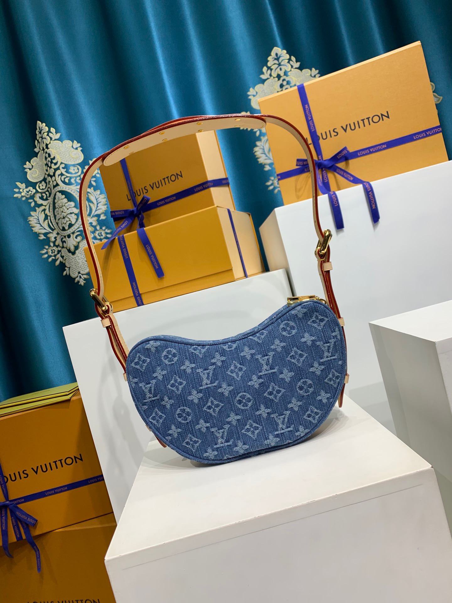 LOUIS VUITTON M46856 Croissant MM Bag