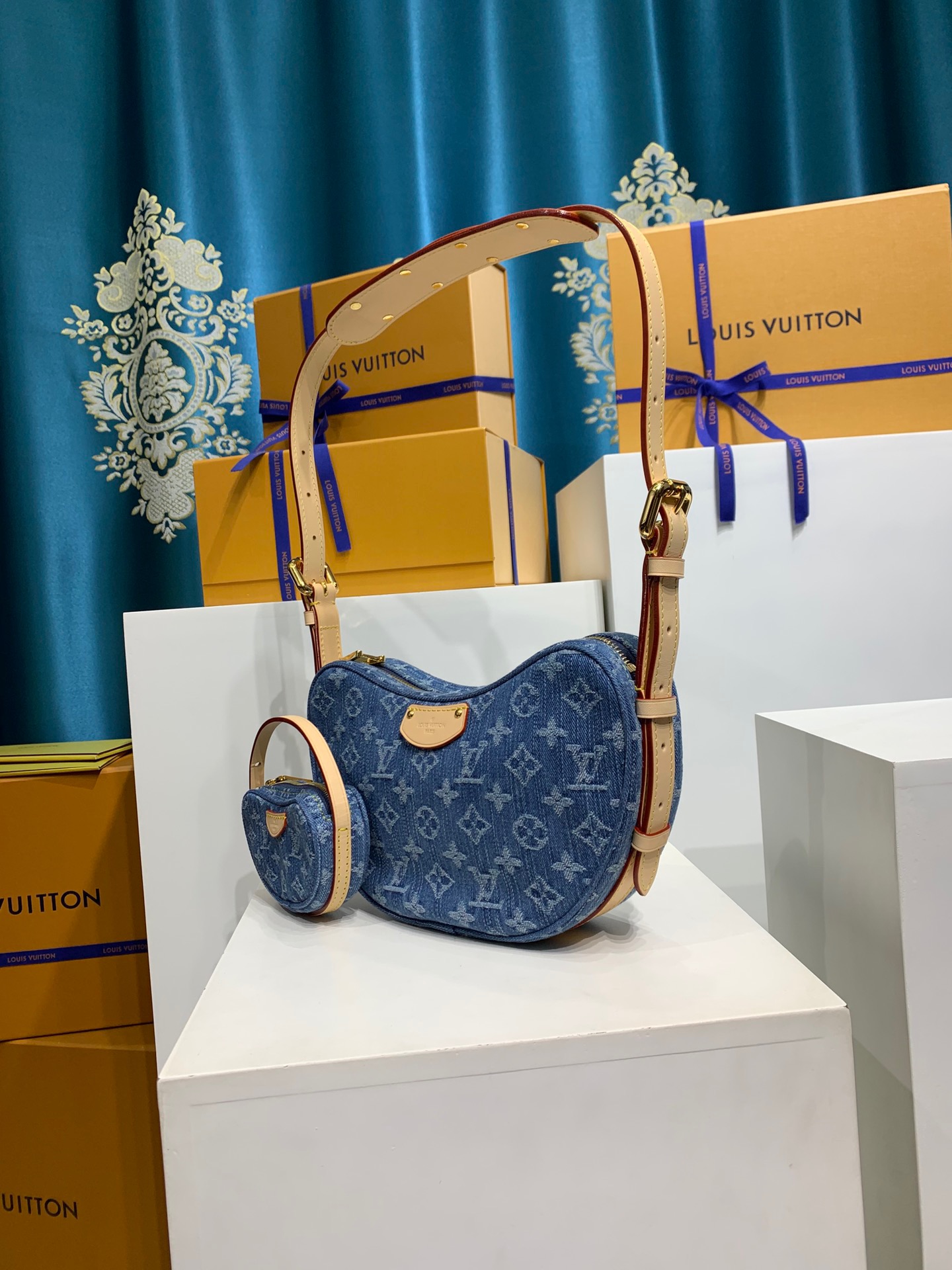 LOUIS VUITTON M46856 Croissant MM Bag