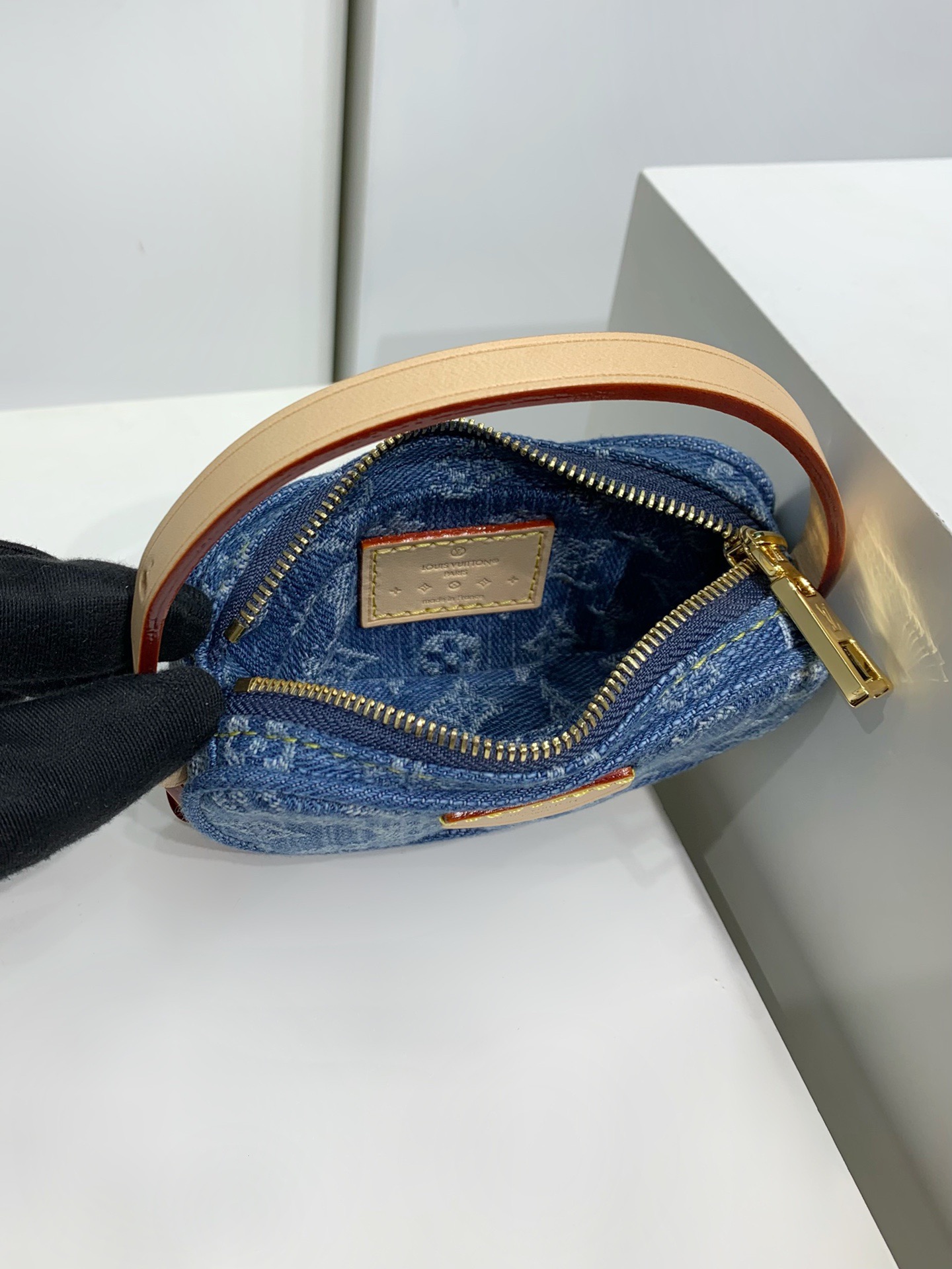 LOUIS VUITTON M46856 Croissant MM Bag