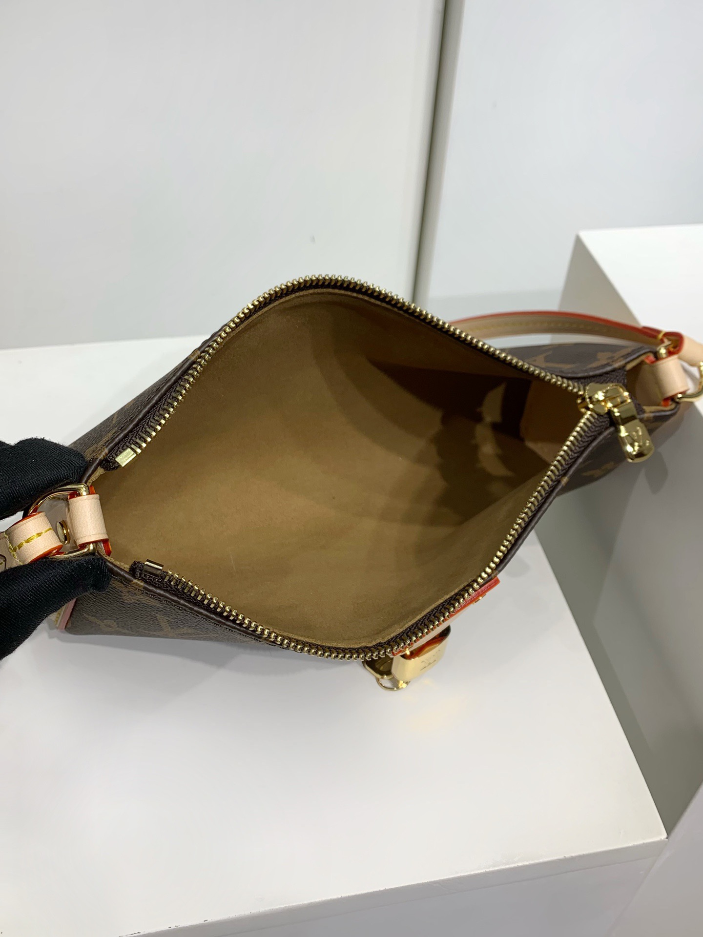 LOUIS VUITTON M47123 Pochette Tirette