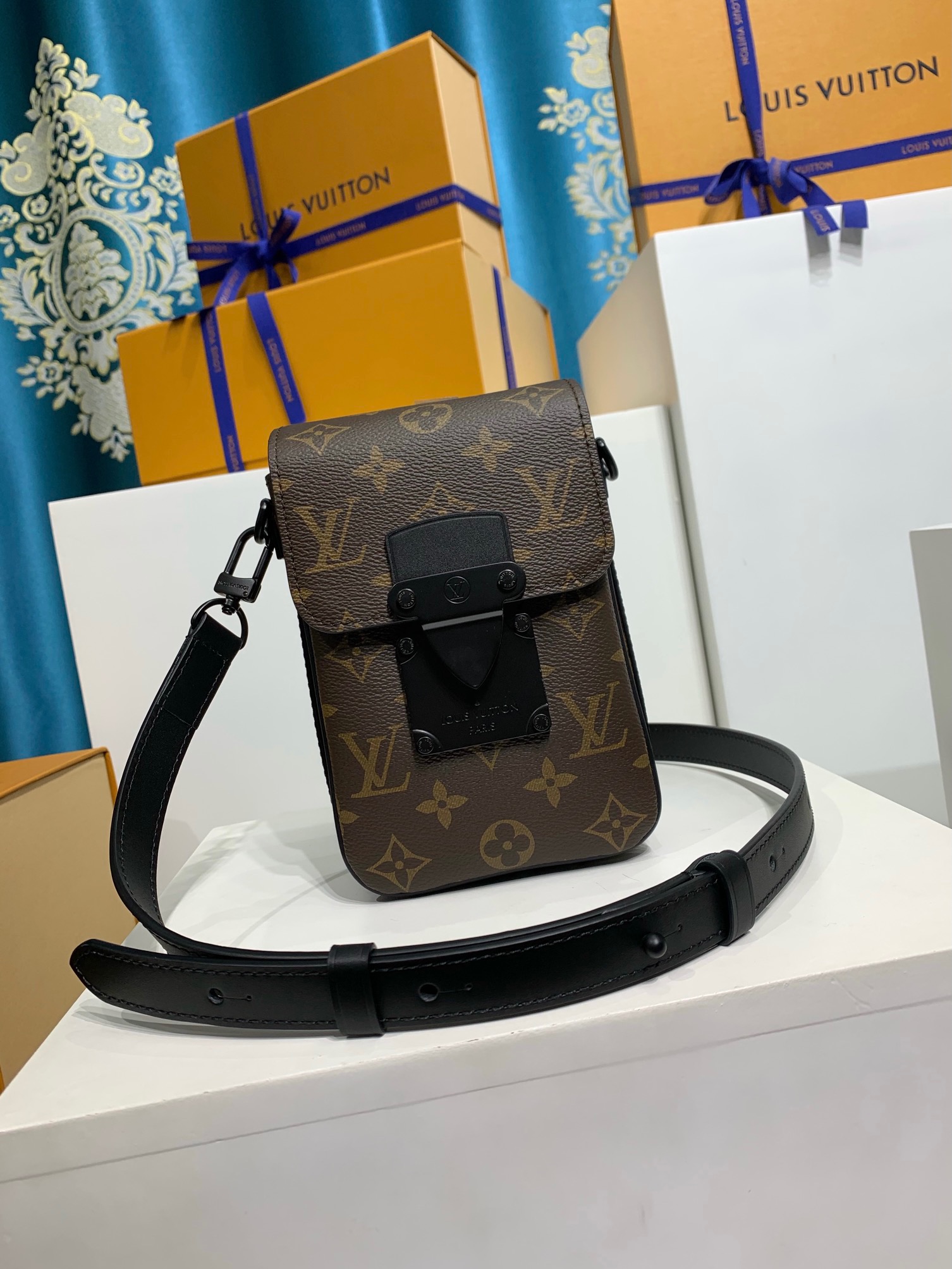 LOUIS VUITTON M81522 S-Lock Vertical Wearable Wallet