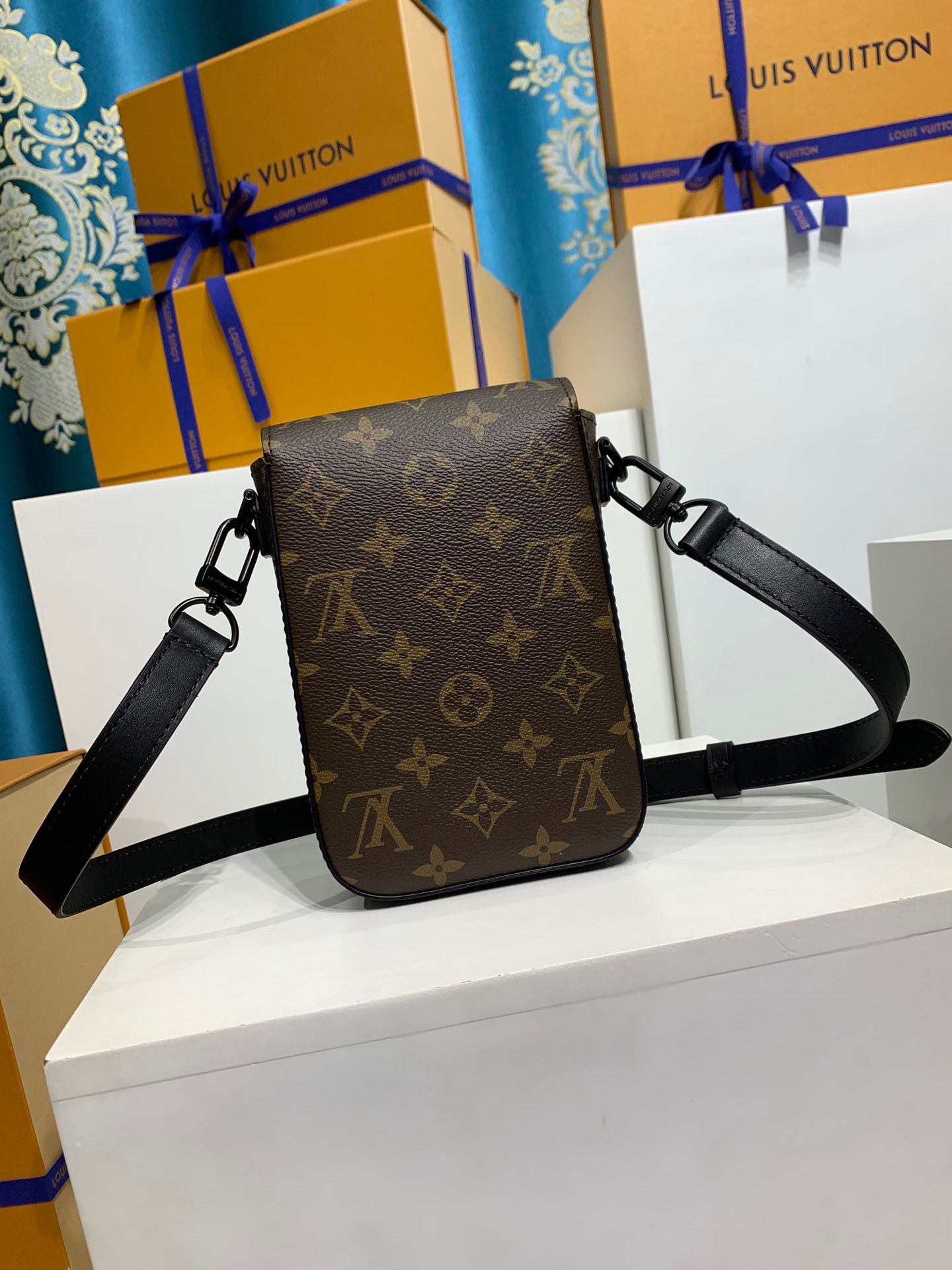 LOUIS VUITTON M81522 S-Lock Vertical Wearable Wallet