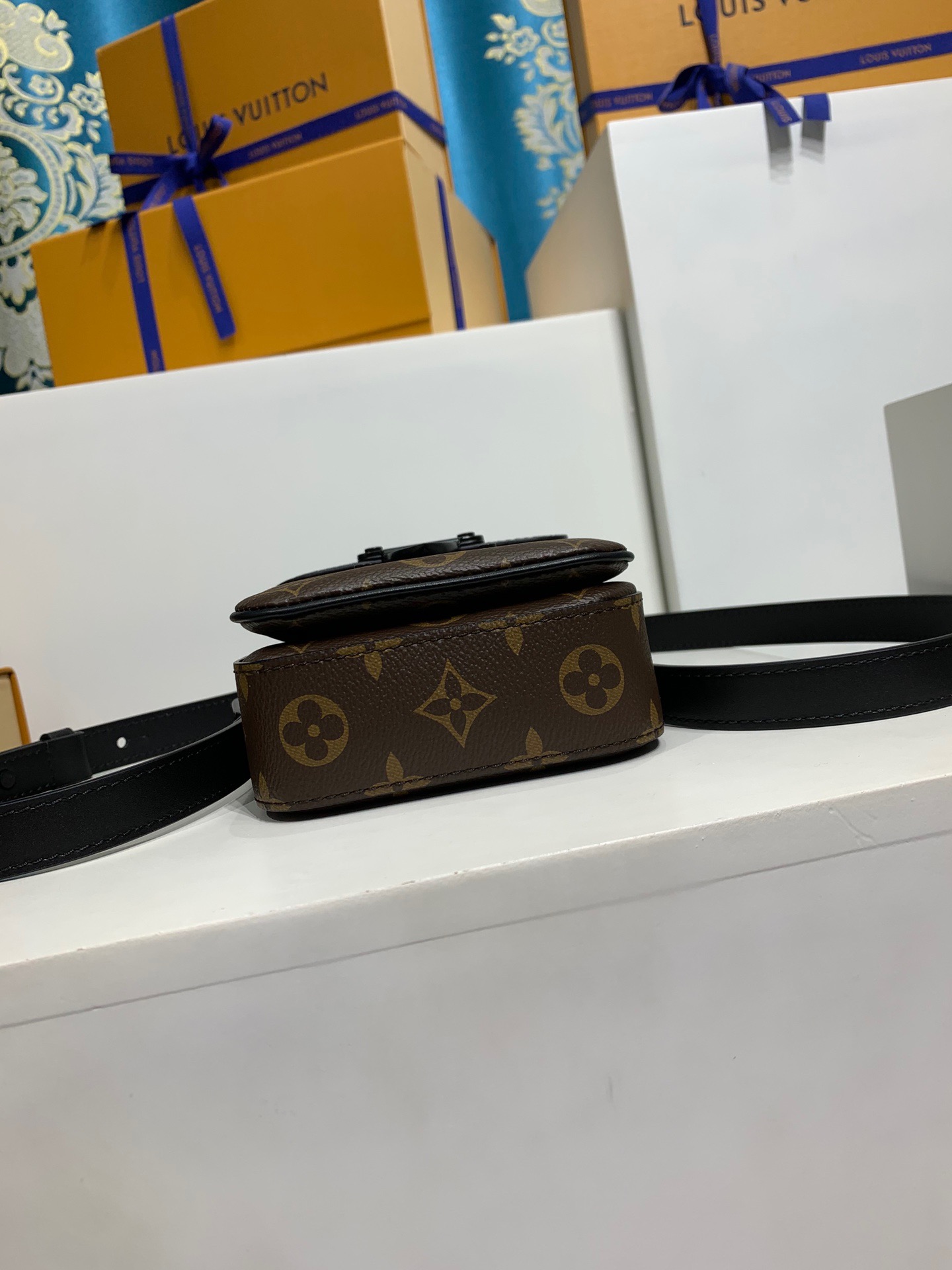 LOUIS VUITTON M81522 S-Lock Vertical Wearable Wallet