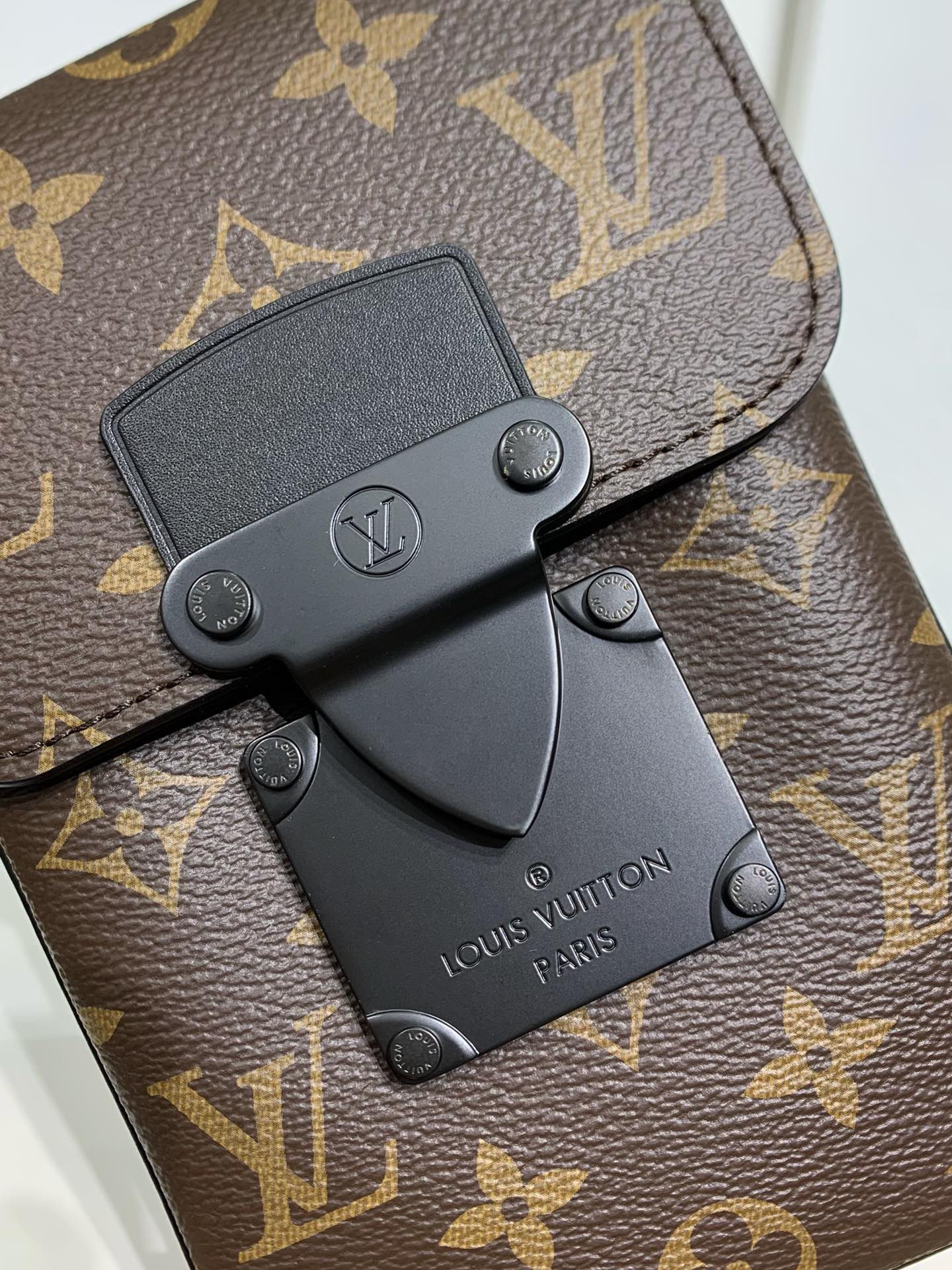 LOUIS VUITTON M81522 S-Lock Vertical Wearable Wallet