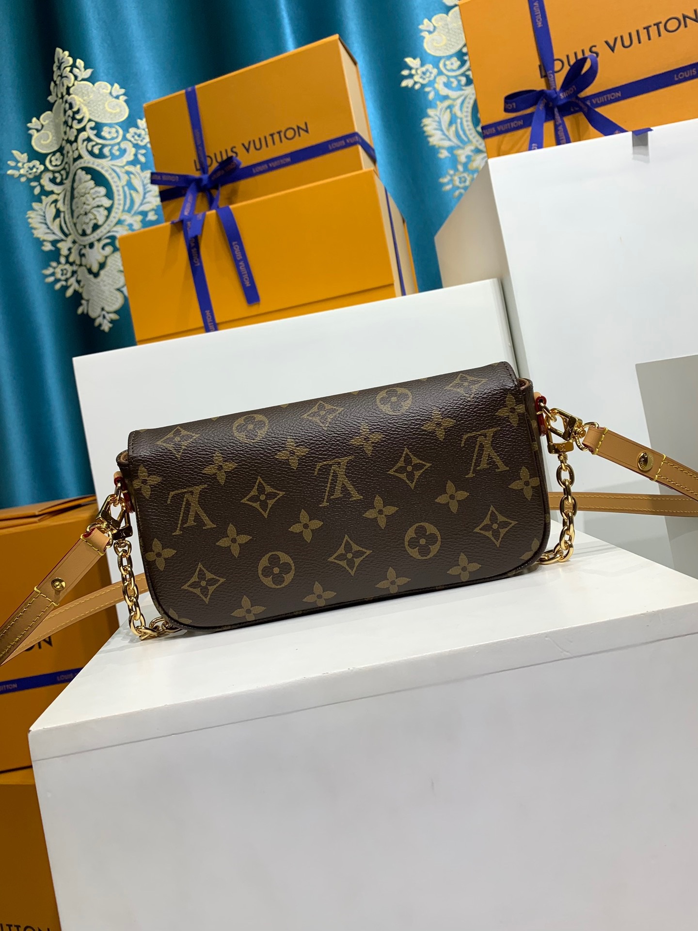 LOUIS VUITTON Wallet On Chain Ivy M81911