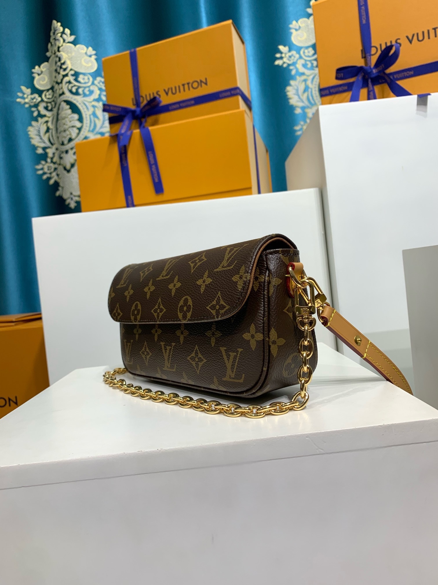 LOUIS VUITTON Wallet On Chain Ivy M81911