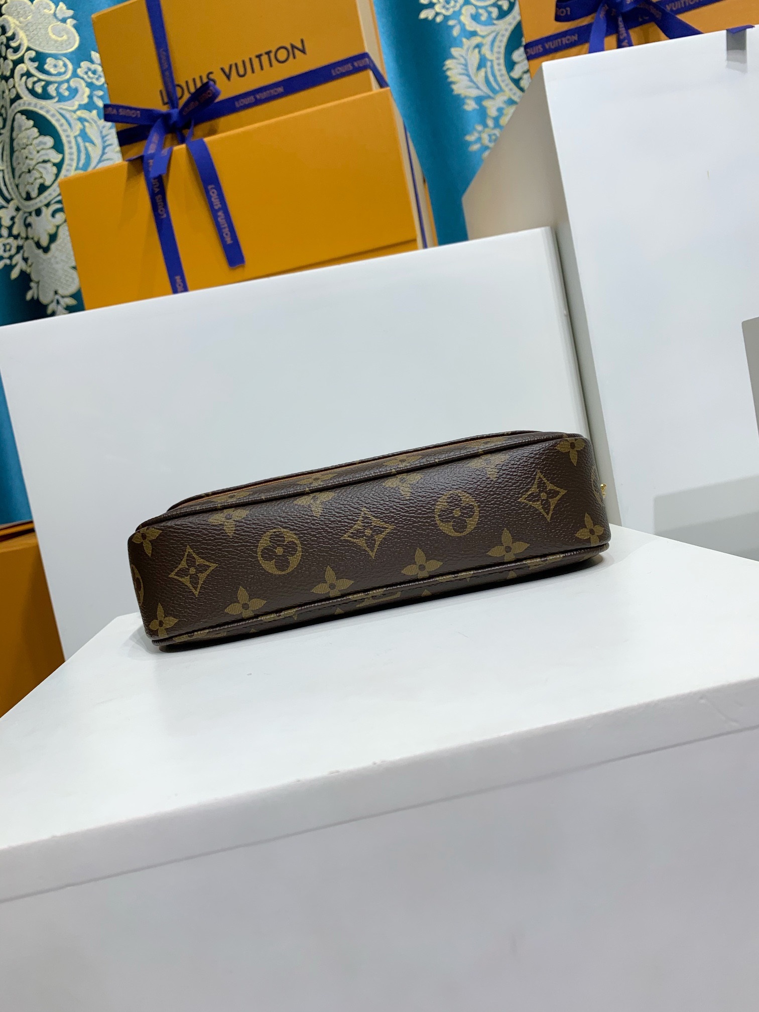 LOUIS VUITTON Wallet On Chain Ivy M81911